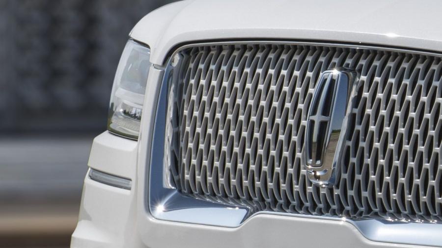Детали экстерьера Lincoln Navigator L Monochromatic Package 2019 года  (фото 3 из 6)